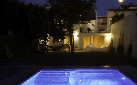 la piscina por la noche